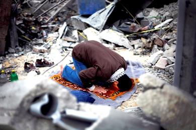 وهذا شاب يصلي فوق أنقاض منزله ببيت لاهيا لعل الله يخلف عليهم خيرا منه
