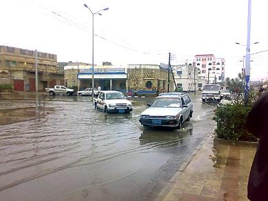 أحد شوارع الشحر بعد هطول الأمطار أمس