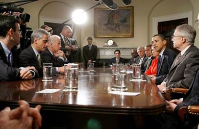 الرئيس الأميركي باراك أوباما يتحدث في اللقاء الذي عقد في البيت الأبيض والذي ضم قادة الغالبية الديمقراطية والمعارضة الجمهورية أمس