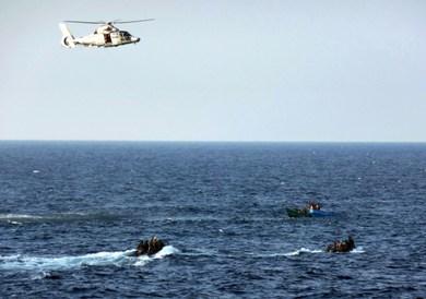 صور وزعتها البحرية الفرنسية أمس لعملية إلقاء القبض على قراصنة صوماليين في خليج عدن أمس الأول شاركت فيها الفرقاطة (لو فلوريال) ومروحيتها