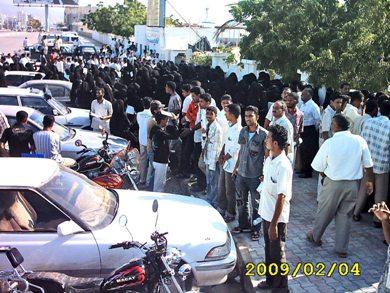 طلاب جامعة حضرموت أثناء احتشادهم أمام البوابة الرئيسة لمجمع كليات الجامعة