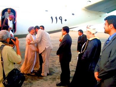 محافظ عدن يرحب بضيفه  رئيس مجلس الدولة العماني لحظة وصوله أمس