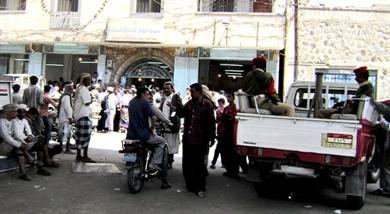طقم عسكري أمام سوق الهلال للقات