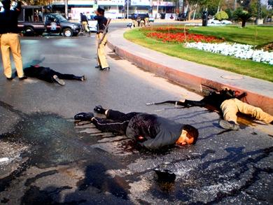 جثث رجال الشرطة الباكستانية ملقاة على الارض عقب الهجوم المسلح أمس