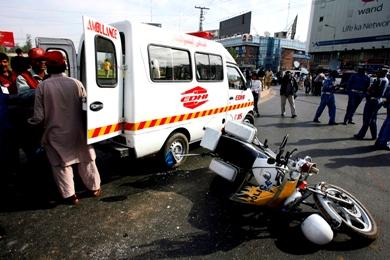 عمال الإنقاذ الباكستانيين في مكان الحادث أمس