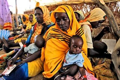 أطفال مصابون بسوء التغذية يطعمون في أحد مراكز أطباء بلا حدود بغرب دارفور في يونيو 2004