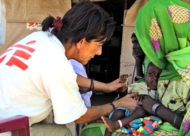صورة نشرتها أطباء بلا حدود في مارس 2005 لطبيبة إسبانية تفحص طفلا في أحد المخيمات بشمال دارفور