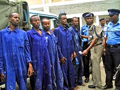 رجال الأمن الكينيون لدى استلامهم التسعة القراصنة الصوماليين في مومباسا أمس