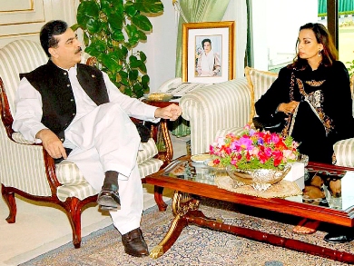وزيرة الاعلام الباكستانية شيري رحمن مع رئيس الوزراء يوسف رضا جيلاني