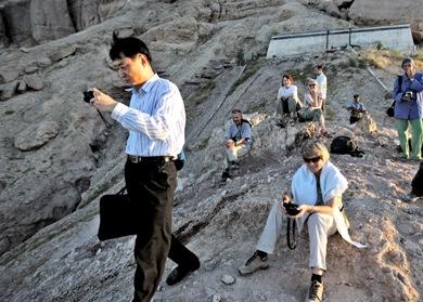 المحقق الكوري يلتقط صورة لموقع الحادثة أمس فيما يجلس سياح ألمان على التلة  للاسترخاء