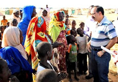 القائم بأعمال المفوضية الأمريكية بالسودان البرتو فرنانديز أثناء زيارته إلى معسكر المشردين شمال دارفور