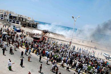 تجمهر المواطنين أمام مرسى القوارب بالمكلا أمس