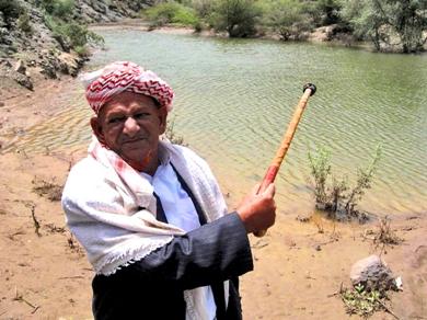 الحاج مصلح ناصر يشير إلى حاجز المياه