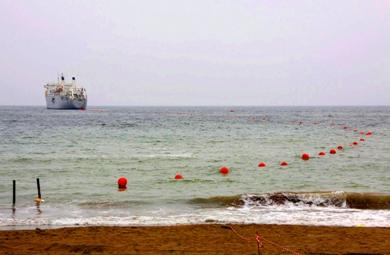 السفينة التي تقوم بربط الكابل على شاطئ الفجيرة