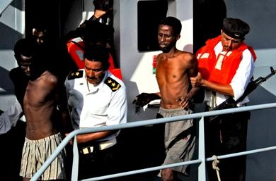 وات البحرية تأسر قراصنة صوماليين وتجبرهم على الصعود إلى سفينتهم أمس
