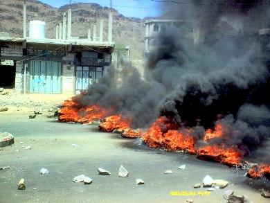 إحراق الإطارات في التظاهرة التي أعقبت إطلاق الطقم الأمني الرصاص بعد تفجير القنبلة بالضالع أمس