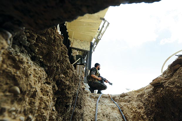 جندي سوري يحرس مدخل نفق حفرته المعارضة