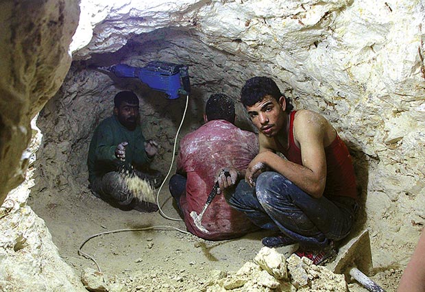 مقاتلو المعارضة يحفرون النفق في منطقة بستان الباشا في حلب