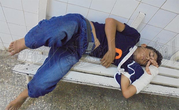 أحد المرضى مستلقياً في مجمع عدن