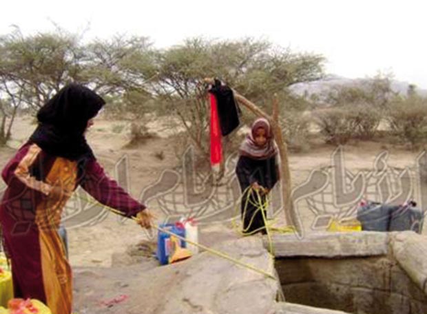 نساء يجلبن الماء من آبار منطقة طور العلقم