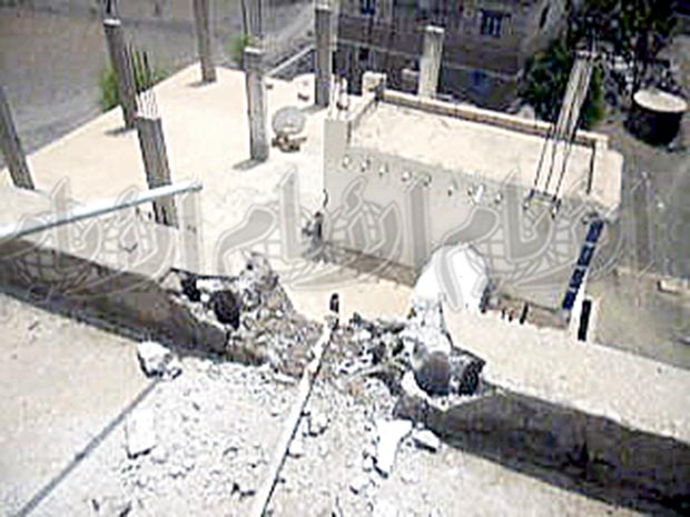 آثار الأضرار التي ألحقها القصف بمساكن المواطنين بالضالع