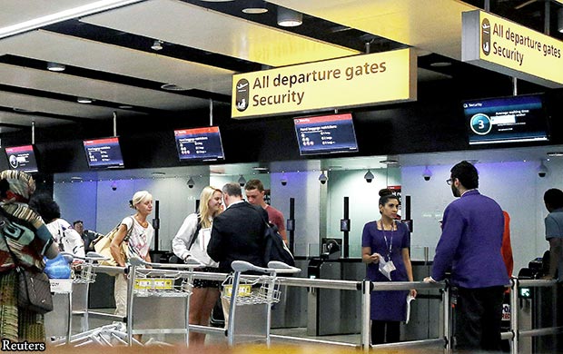 اجراءات امنية مشددة في مطار هيثرو في لندن