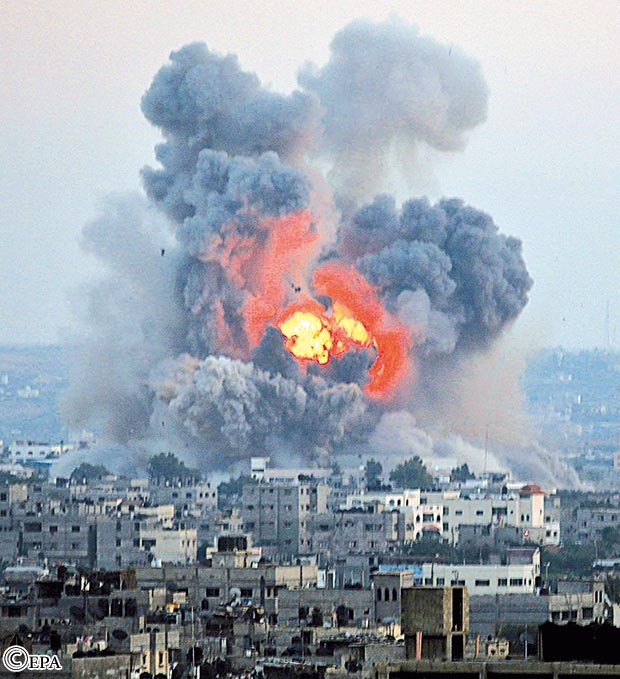 انفجار خلفته غارة جوية إسرائيلية على جنوب مدينة غزة أمس