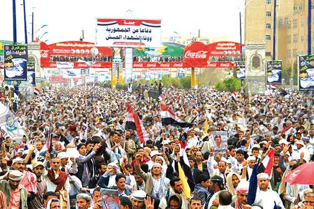 جانب من حشود (جمعة الدفاع عن الجمهورية) بصنعاء أمس