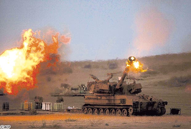 دبابات إسرائيلية تقصف مناطق بغزة أمس