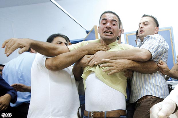 فلسطيني يصرخ متأثرا بفقدان أحد أقاربه