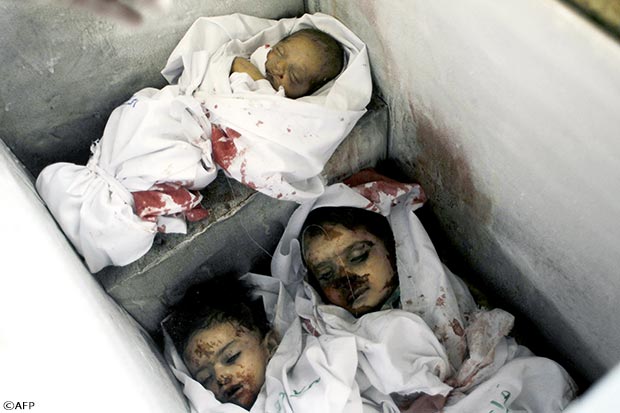جثث أطفال استشهدوا جراء القصف الإسرائيلي أمس
