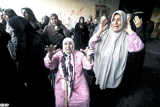 أمهات فلسطينيات يبكين الشهداء الذين سقطوا إثر القصف الإسرائيلي على غزة أمس
