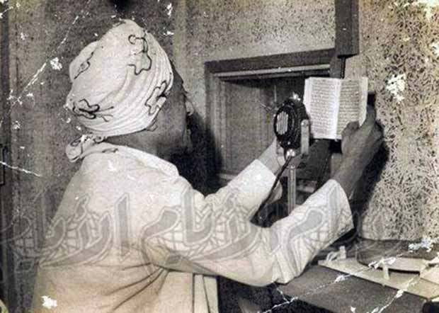 الشيخ عبدالله حاتم أثناء تلاوته القرآن الكريم في
الإذاعة نهاية خمسينيات القرن الماضي