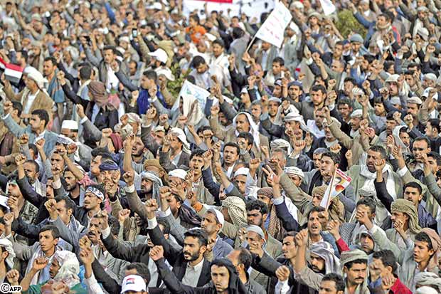 حشود المتظاهرين بصنعاء تواصل الاعتصام والهتاف لإسقاط الحكومة