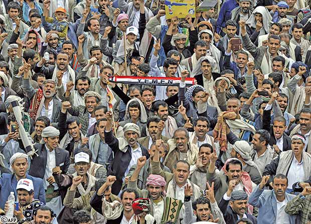 عشرات الآلاف من أنصار الحكومة في صلاة أمس الجمعة