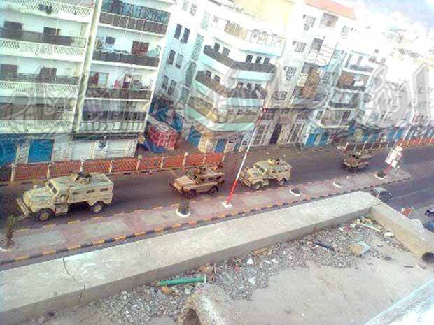 العربات المدرعة في شارع مدرم بالمعلا لتأمين مسيرة الاصطفاف الخميس