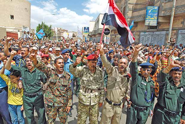 جموع من المتظاهرين الحوثيين بصنعاء أمس