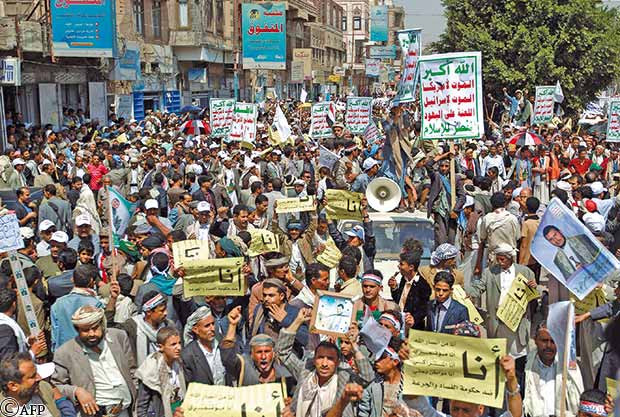 أنصار الحوثي يرفعون اللافتات المنددة في تظاهرات أمس
