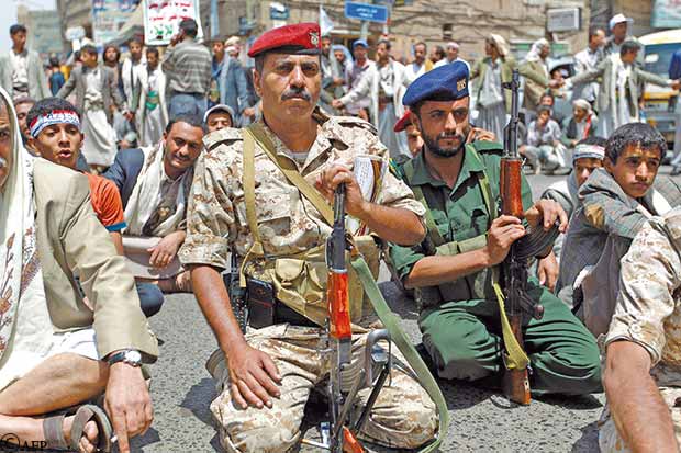 جنود مشاركون في تظاهرات أمس بصنعاء