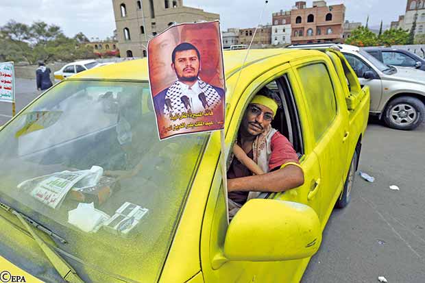 مواطن يرفع صورة لعبد الملك الحوثي