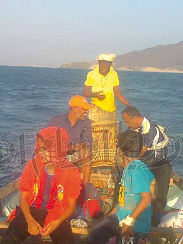 «الأٔيام» ترافق عددا من الصيادين على متن قاربهم في ساحل خليج عدن
