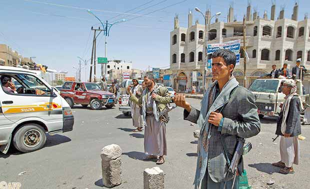 مسلحو الحوثي يديرون حركة المرور في شارع المطار