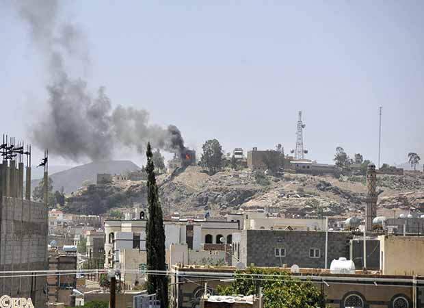حريق في مبنى التلفزيون يوم أمس خلال الاشتباكات بين القوات الحكومية ومسلحي الحوثي