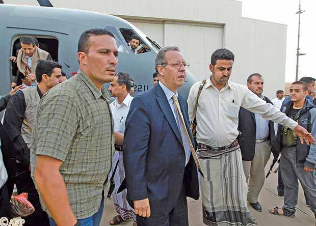 بنعمر لحظة نزوله من الطائرة بعد وصوله من مطار صنعاء يوم أمس الأول من صعدة