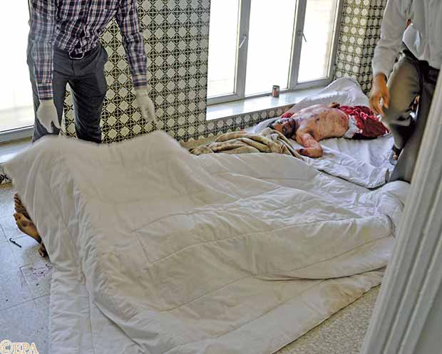 أطباء يغطون جثث قتلى الاشتباكات في صنعاء أمس