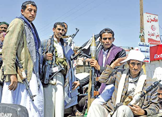 عناصر من جماعة الحوثي يحملون أسلحة مختلفة