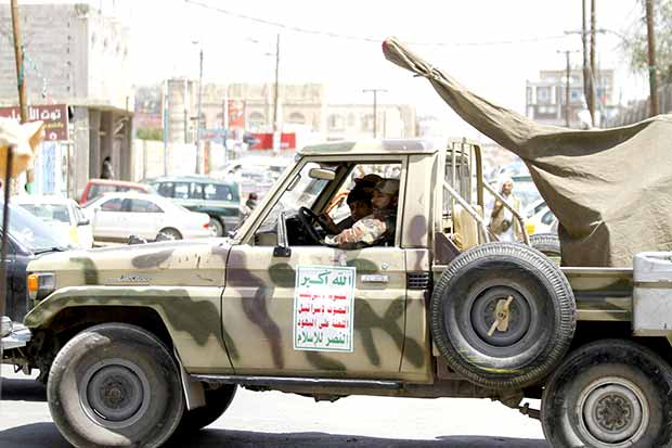 طقم عسكري استولى عليه الحوثيون في صنعاء