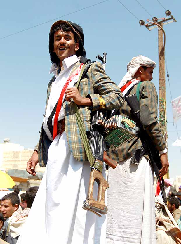 مسلحون حوثيون في نقطة أمنية للجماعة بصنعاء