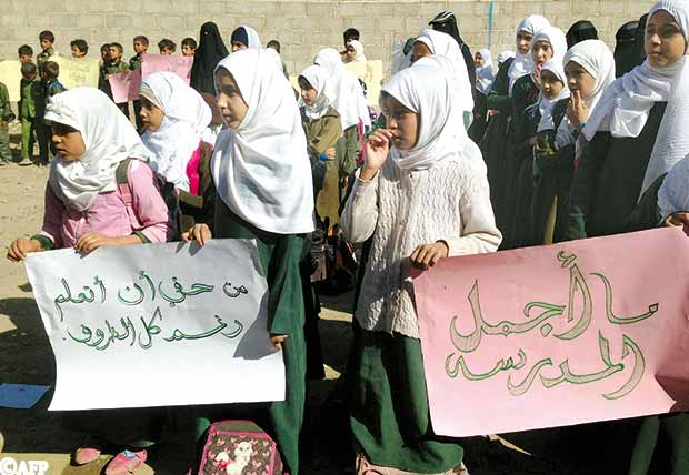 طالبات يطالبن بإخلاء مدرستهم من المظاهر العسكرية