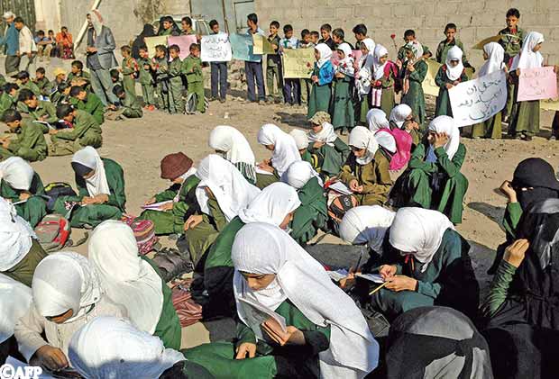 طلاب مدرسة شملان يدرسون في العراء بعد تحويل مدرستهم إلى ثكنة عسكرية
